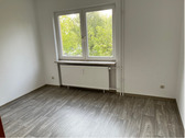 3. Raum mit hellen Wänden und hellgrauen PVC-Bodenbelag in Holzoptik.PNG - 