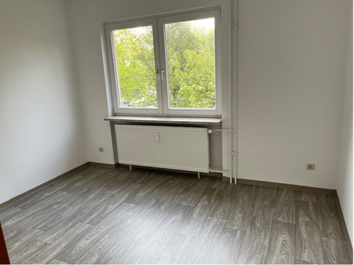3. Raum mit hellen Wänden und hellgrauen PVC-Bodenbelag in Holzoptik.PNG - 