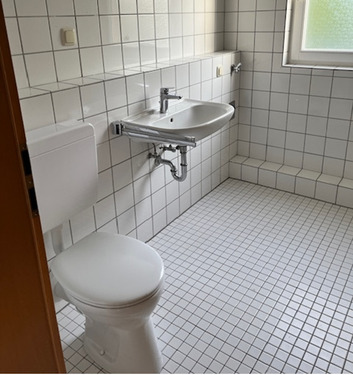 Tageslichtbad mit hellen Boden- und Wandfliesen.PNG - 