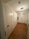 Flur mit Einbauschrank + Abstellraum 9.000 EUR) - 