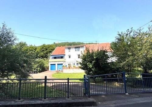 eingefriedete Hofeinfahrt - 1 Zimmer Mehrfamilienhaus, Wohnhaus zum Kaufen in Theisbergstegen