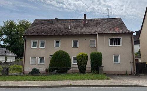 Ehemaliges landwirtschaftliches Anwesen - Ehemaliges landwirtschaftliches Anwesen mit großer Scheune und Garagen