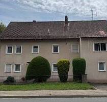 Ehemaliges landwirtschaftliches Anwesen mit großer Scheune und Garagen - Roßtal