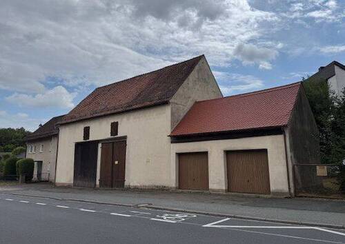 Große Scheune und Garagen - 5 Zimmer Mehrfamilienhaus, Wohnhaus zum Kaufen in Roßtal