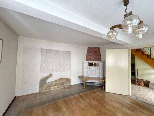 Wohnzimmer im EG mit Kacheleofen - 