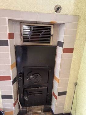 Kachelofen vom Flur aus beheizbar - 