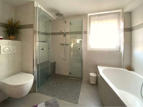 OG: Bad mit Dusche + Wanne - 