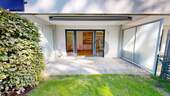 überdachte Terrasse mit elektrischer Markise - Attraktive 2-Zimmer-Gartenwohnung mit TG-Stellplatz - sofort verfügbar