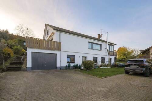 Frontansicht mit Garage - 6 Zimmer Einfamilienhaus zur Miete in Knittlingen / Hohenklingen