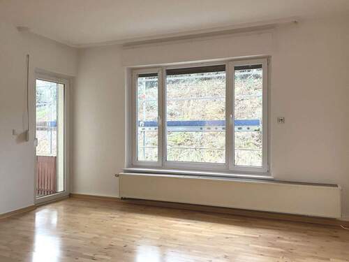 Wohnzimmer mit Zugang zum Balkon - 