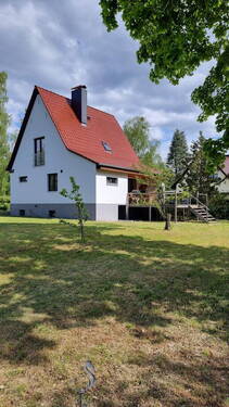 Blick aus dem Garten - Haus und Bootshaus - Land- und Wasseridylle