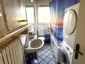Tageslicht-Bad mit Wanne und WC im EG - 