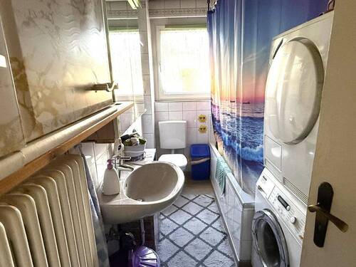 Tageslicht-Bad mit Wanne und WC im EG - 