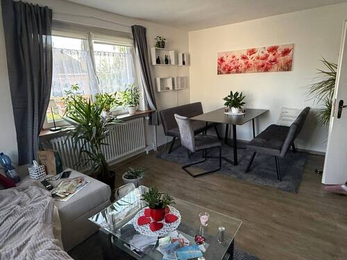 Freundliches Essen/ Wohnen im OG - 