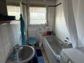 Bad mit Wanne im OG - 