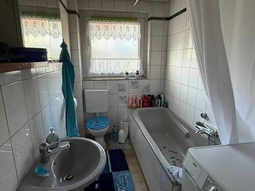 Bad mit Wanne im OG - 