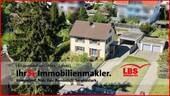 Außenansicht gesamt - Mitten in Pfullendorf! Gepflegtes Zweifamilienhaus mit großem Garten und Doppelgarage