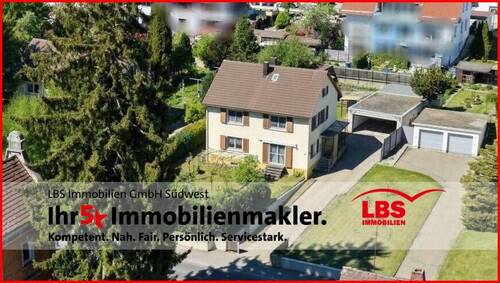 Außenansicht gesamt - Mitten in Pfullendorf! Gepflegtes Zweifamilienhaus mit großem Garten und Doppelgarage