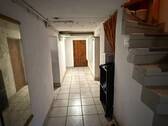 Gefliester Keller mit viel Stauraum - 