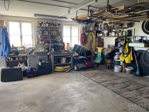 Doppelgarage-Werkstatt-mit-Fenster-zum-Garten - 