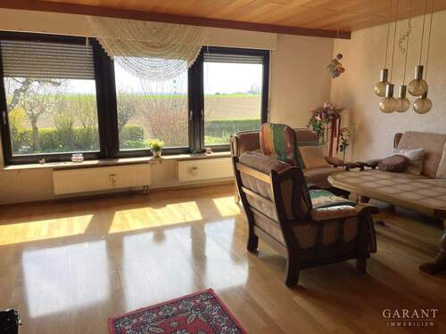 EG-Wohnzimmer-mit-Blick-uebers-Feld - 4 Zimmer Einfamilienhaus in Vaihingen an der Enz
