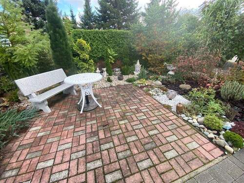 angelegte Terrasse im Garten - 