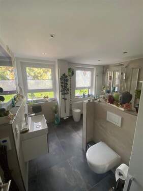 Tageslichtbad mit Wanne und Dusche - Reihenmittelhaus mit 110,00 m&sup2; in Leipzig zum Kaufen