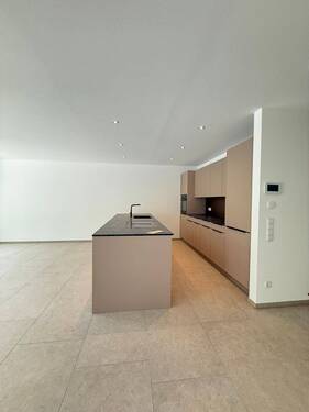 Moderne Küche mit Insel_ - Etagenwohnung mit 100,70 m² in Hilzingen zur Miete