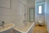 Modernes Bad mit Badewanne - 