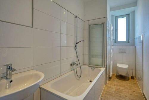 Modernes Bad mit Badewanne - 