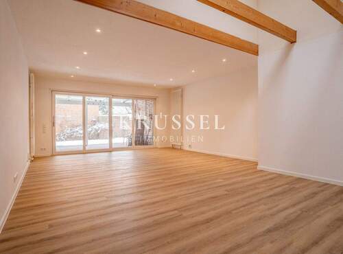 ... welche ans lichtdurchflutete Wohnzimmer angrenzend. - 