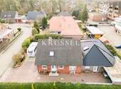 Die großzügige Auffahrt mit einem Carport für 2 Stellplätze - 8 Zimmer Mehrfamilienhaus, Wohnhaus zum Kaufen in Lingen