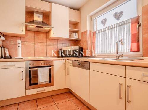 Eine robuste Küche mit Blick nach draußen. - 