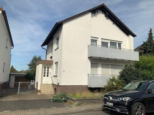 Bild 1 - Freistehendes Einfamilienhaus mit Wintergarten, 3 Garagen und großem Grundstück in Bruchsal-Untergrombach