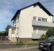 Freistehendes Einfamilienhaus mit Wintergarten, 3 Garagen und großem Grundstück in Bruchsal-Untergrombach