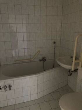 Badezimmer mit Badewanne - 2 Zimmer Etagenwohnung in Erfurt