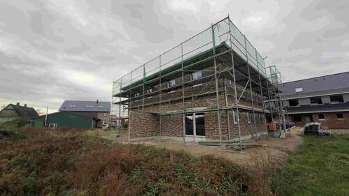 Ansicht - Neubau - Wohnen auf dem Land: Doppelhaushälfte mit Carport und Schuppen in Seestermühe