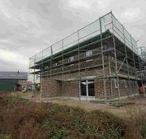 Neubau - Wohnen auf dem Land: Doppelhaushälfte mit Carport und Schuppen in Seestermühe