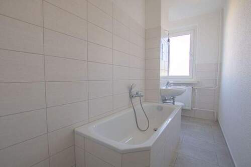 Bad - Kleine 2-Zimmerwohnung mit Balkon!