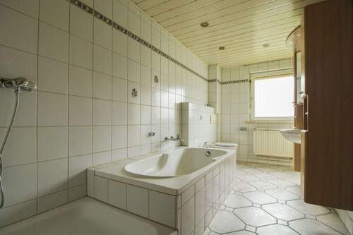 Bad - Einfamilienhaus mit 113,90 m&sup2; in Eckental zum Kaufen