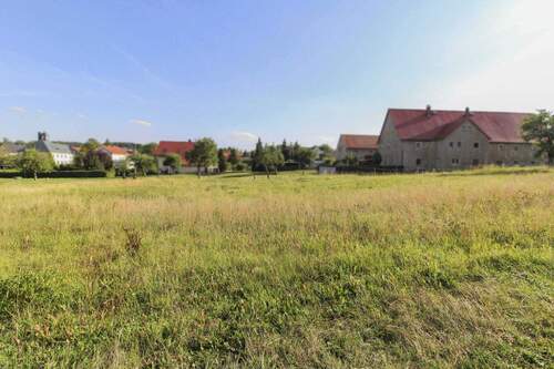 Grundstück mit seitl. Blick - 