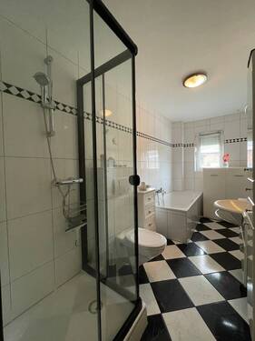 Badezimmer mit Dusche - Etagenwohnung mit 79,00 m² in Tornesch zum Kaufen