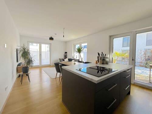 offene Küche mit Kochinsel - Moderne 3,5-Zimmer-Wohnung mit Terrasse, Garten und Waldrandlage in Hohen Neuendorf