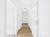 Flur mit Blick zum Eingang - 'Frisch renovierte Dachgeschosswohnung mit Charme - sofort bezugsfrei!'