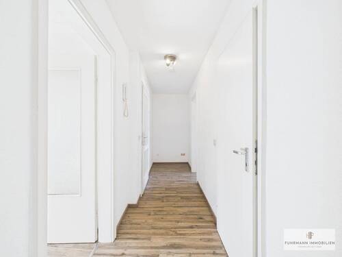 Flur mit Blick zum Eingang - 'Frisch renovierte Dachgeschosswohnung mit Charme - sofort bezugsfrei!'