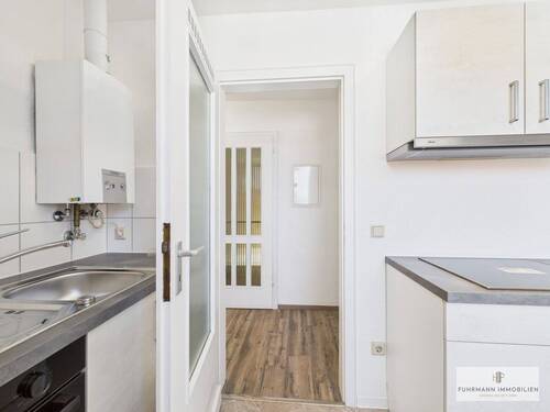 Küche mit Blick zum Flur - 