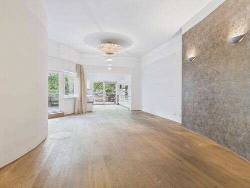 offener Wohn-/ Essbereich - Taunusstraße: Einzigartige 3-Zimmer-Stadtwohnung mit Aufzug, Balkon und romantischer Terrasse