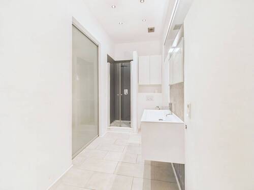 Gäste-Duschbad mit Abstellraum - Etagenwohnung mit 119,00 m&sup2; in Wiesbaden zum Kaufen