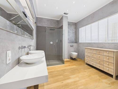 helles Hauptbadezimmer - 