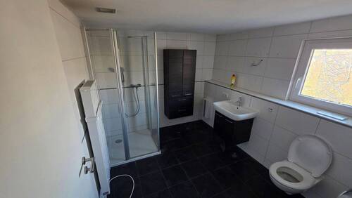 Badezimmer - Mehrfamilienhaus, Wohnhaus mit 225,00 m&sup2; in Rechberghausen zum Kaufen